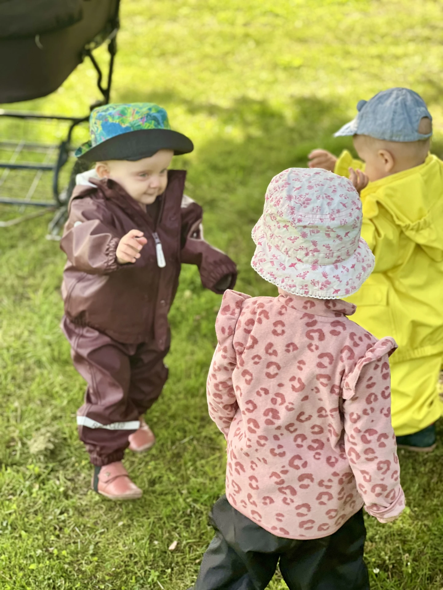 En dag fyldt med Natur, Udeliv og Science: Fra gymnastikøvelser til kreativ naturkunst i Uge 30